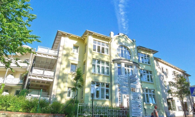 Gohren Apartment | Close to the beach, balcony, free AHOI adventure pool - Strandresidenz Brandenburg FeWo 04