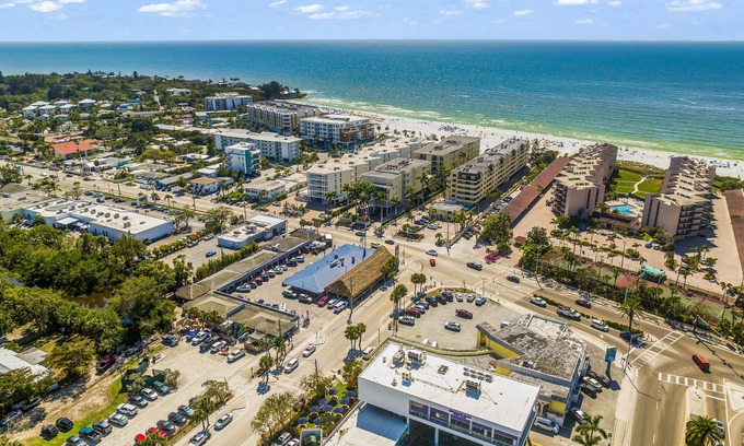 Siesta Key Cottage | Close to the beach! Pool acccess and Private Backyard - Crescent Cottage