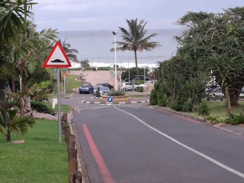 Umhlanga Apartment | Close to the sea - Ground floor En-suite room with kitchenette & own entrance