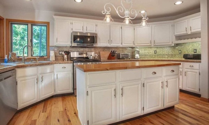 Warrior's Mark West House | Close to town, 4 bd, Pet Friendly, Hot Tub