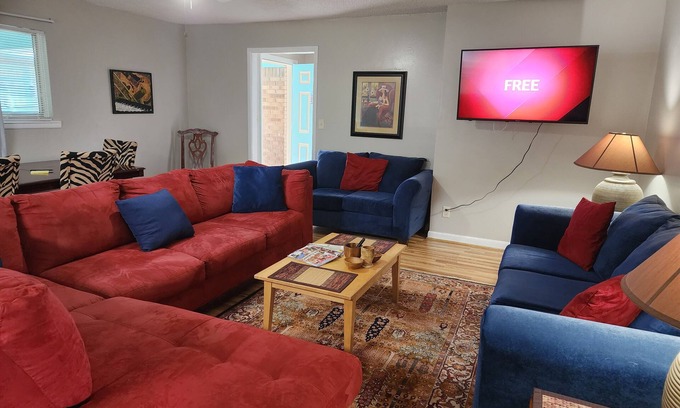 South Pensacola House | Close to Wahoos stadium, Pensacola Bay Center, Palafox Restaurants & Markets.