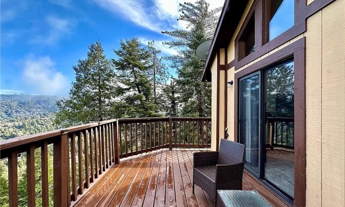 Crestline House | Cloud9 serene view from arrowhead height in crestline overlooking Lake Gregory