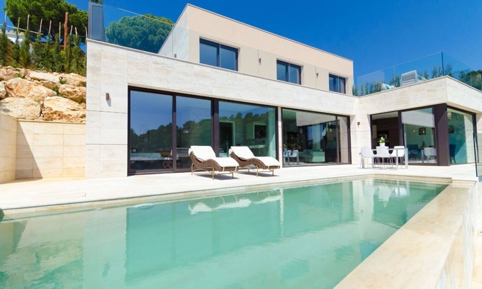 Tossa de Mar Villa | Club Villamar - Rosalicia is a luxurious villa with a private pool, located on a quiet street 80.
