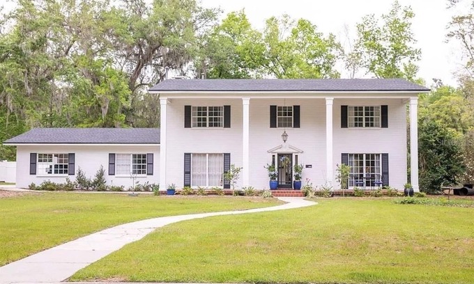 Gainesville House | Coaches House 1.5 mile from Ben Griffin Stadium