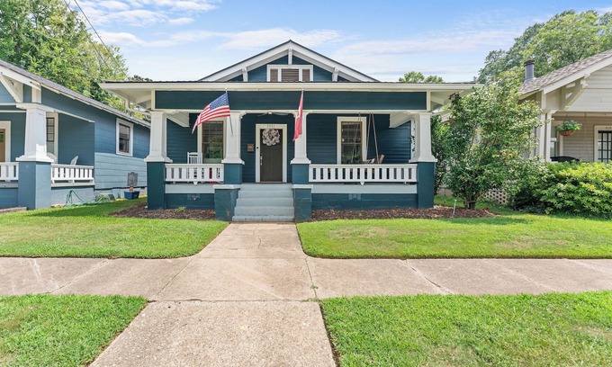 Tuscaloosa House | Coach’s Quarters | Walk to Victory. Sleep Like a Coach.