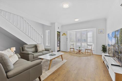 Glenelg South House | Coastal 3-Bed House with BBQ and Private Courtyard