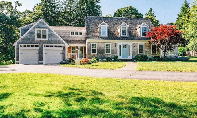 East Sandwich House | Coastal 4-bedroom house with AC and WiFi in Sandwich, 1 mile to the beach!