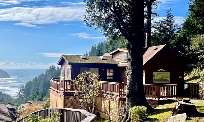 Brookings Hotel | Coastal abode with private hot tub & amazing views