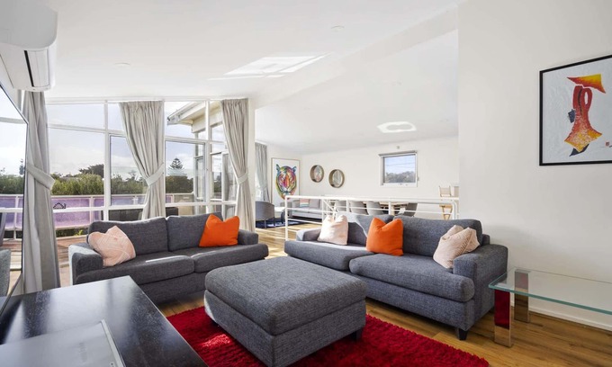 Frankston House | Coastal Beach Home - 50m to Beach - Pet Friendly