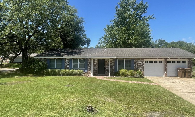 Long Beach House | Coastal Blue. 2 minutes to Gulf of Mexico. Private backyard for BBQ/entertaining