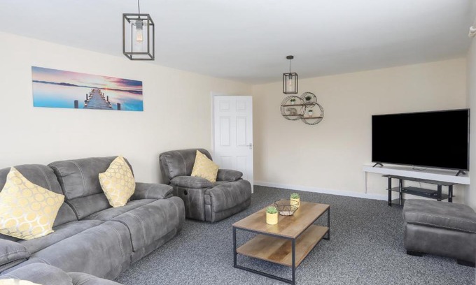 Moelfre Apartment | Coastal Cafe Apartment