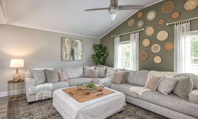 Hampstead House | Coastal Comfort - Perfect for Groups - Games + Deck