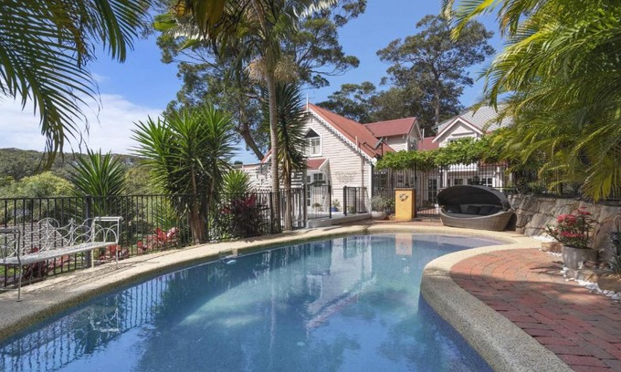 Copacabana House | Coastal Cottage with Pool at Copacabana