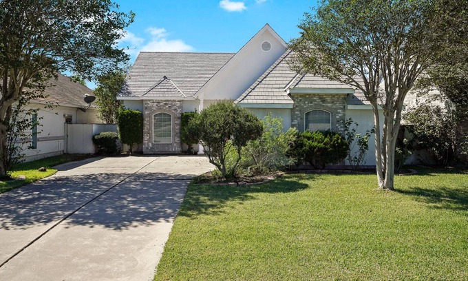 South Side House | Coastal Escape + 20min DT + Beach + Pets OK + 5BR