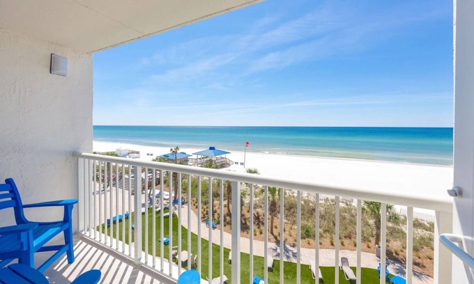 Fort Walton Beach Hotel | Coastal Gem with Heated Outdoor Pool and Sunset Views Near Fort Walton Beach