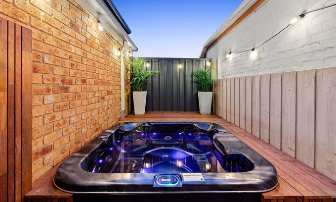 Capel Sound House | Coastal Getaway | Central Location, Spa & Firepit