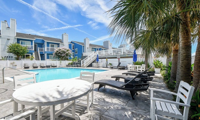 Galveston Condo | Coastal Getaway Pool & Fitness Walk to Beach