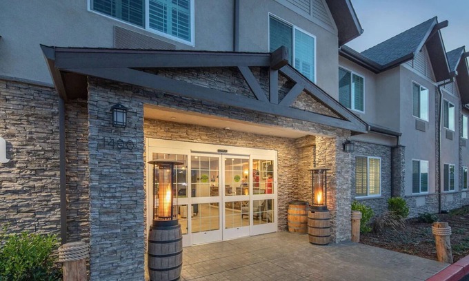 Half Moon Bay House | Coastal Haven, Free Breakfast & Parking at Aristocrat Hotel - Half Moon Bay