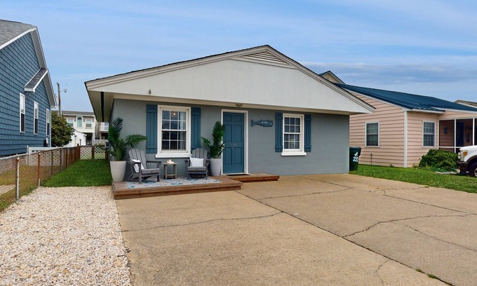 Atlantic Beach Cottage | Coastal home close to beach and local attractions with W/D & AC