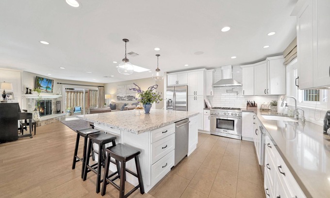 San Clemente House | Coastal Luxury: 4bd/4bth, Hot Tub, Pool Table, Yard, Walk to Beach