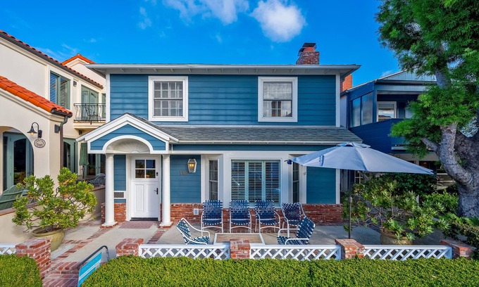 Balboa Island House | Coastal Modern Balboa Beach Cottage, Steps from Water 4 BD 4 BA