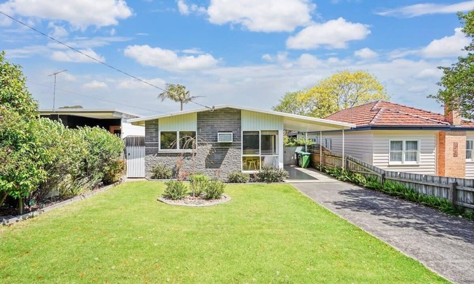 Rosebud House | Coastal Rosebud Family Home - Steps from the Beach*
