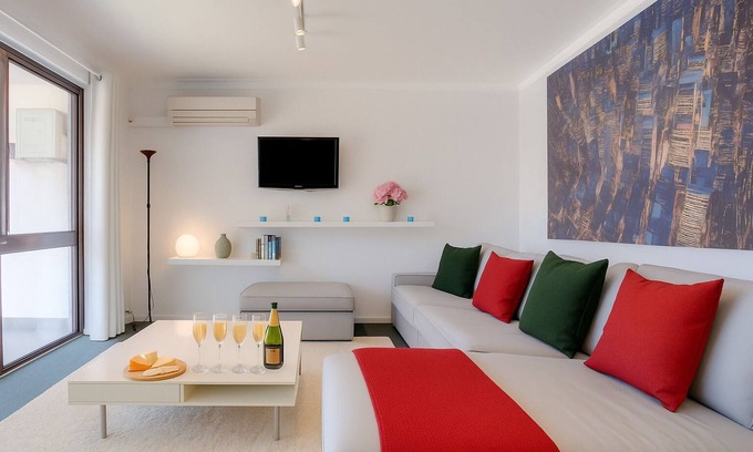 Scarborough Apartment | Coastal Scarborough Beach Chic Pool View 2BR
