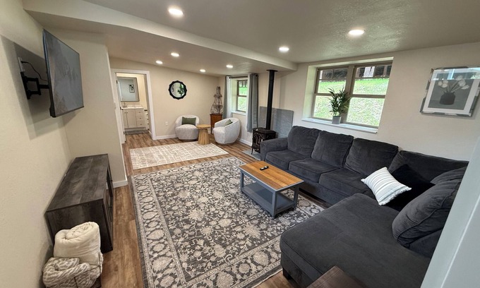 Freshwater House | Coastal Valley Hideout , 5 bedroom, 3 bath, 5 min to Cal Poly. Redwoods Hot Tub!