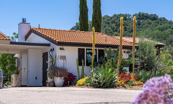 Paso Robles House | Cocavin Carriage House-Exquisite Ambiance and Comfort in Vineyard Setting