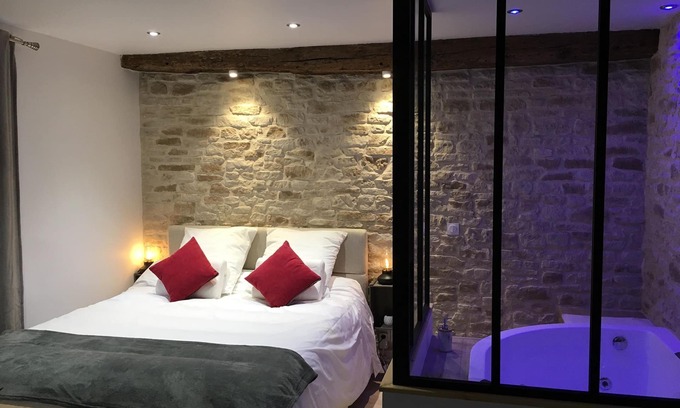 Chartres Apartment | Cocon à Bulles Chic vue Cathédrale Avec Spa-jacuzzi