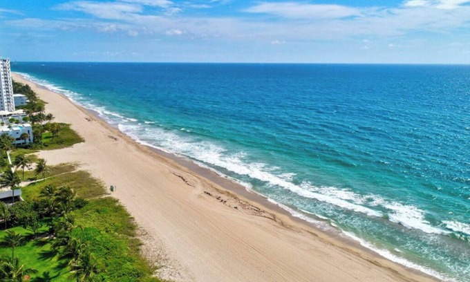 Lauderdale-by-the-Sea House | Coconut Oasis Across from the Beach - Luxury 3-bedroom Chef's Kitchen & Privacy.