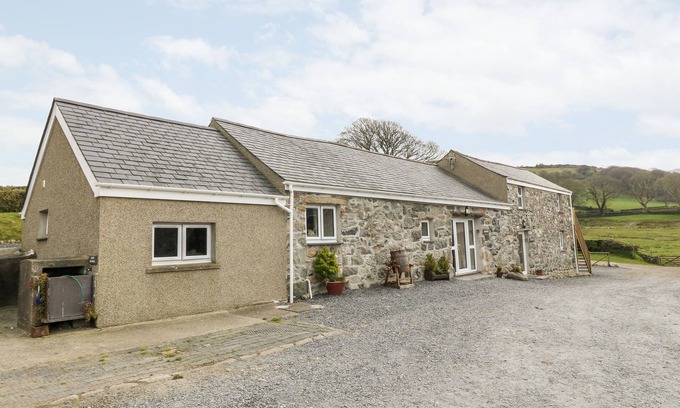 Dinas Cottage | COETSIWS, pet friendly, luxury holiday cottage in Clynnog Fawr