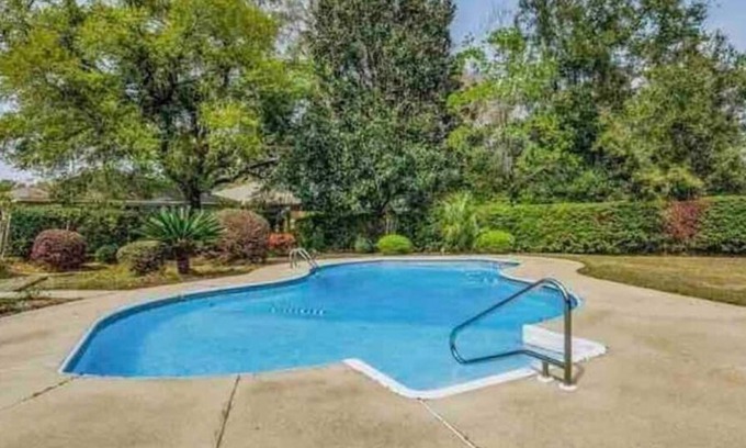 Scenic Heights House | ‘Cola Cabana-Boho Dog Friendly Pool Home Snowbirds Welcome!