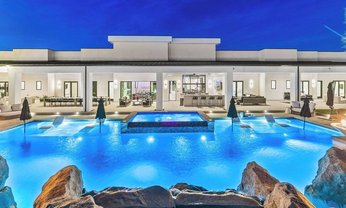 Indio House | Cold Plunge,Sauna,Waterslide,Pickleball,Volleyball,mini golf, EV