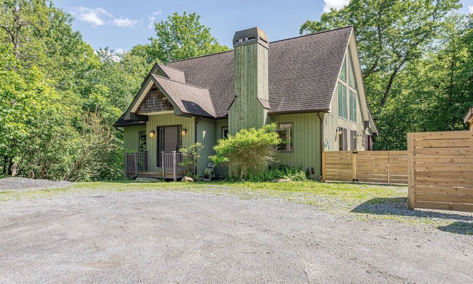 Cold Spring House | Cold Spring Mountain Retreat: Secluded Autumn Oasis