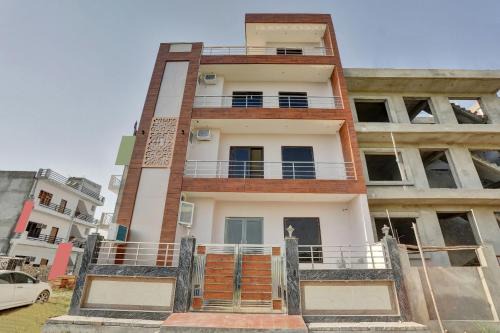 Knowledge Park III Hotel | Collection O Raksha Inn Near PVR Ansal Plaza Greater Noida
