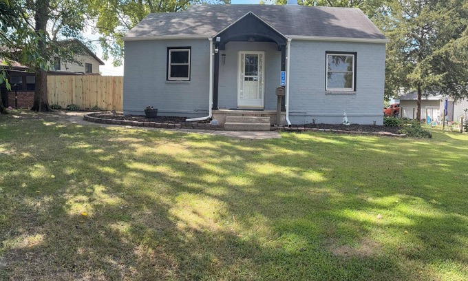 Galt House | Colleens 2-bedroom house in Rock Falls with AC, WiFi.