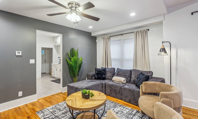 College Hill House | CollegeHill ~ King, Firepit, Theater ~ NearWesley