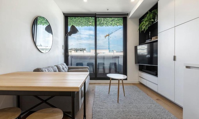 Collingwood North Apartment | Collingwood Charm - Centrally Located with Balcony