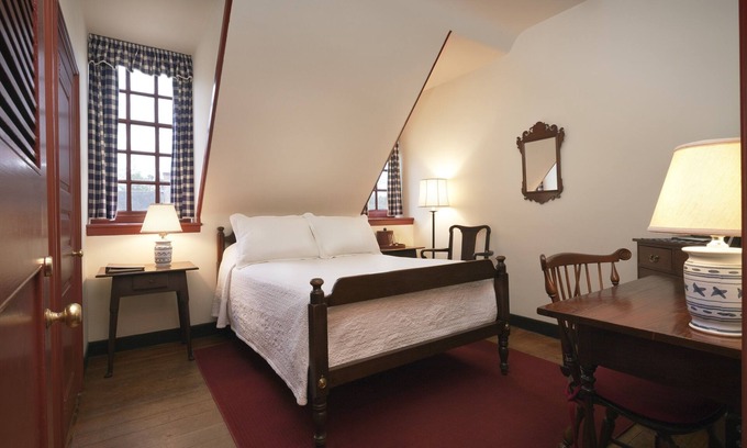 Williamsburg House | Colonial Williamsburg Tavern Room 1 Queen Bed in a shared building