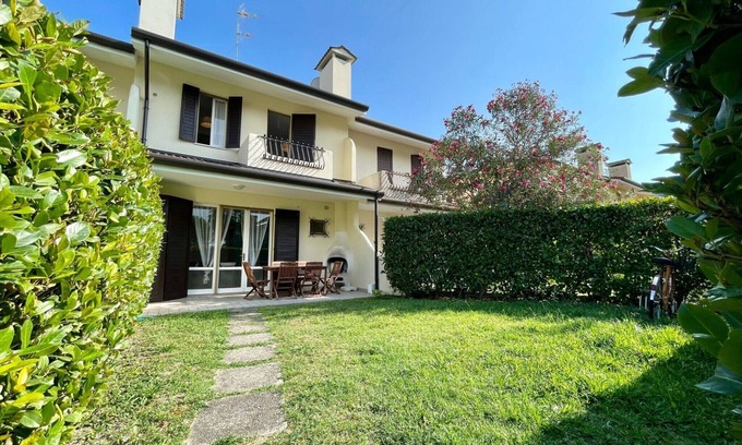 Porto Santa Margherita Villa | Colorful house with pool and garden