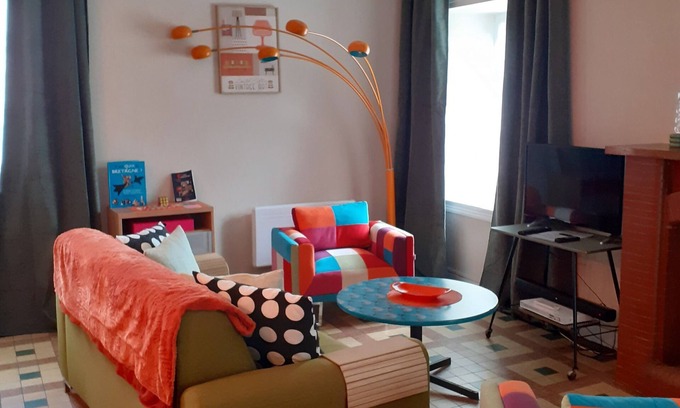 Roz-sur-Couesnon Apartment | Colourful cosy apartment close to Mont Saint Michel