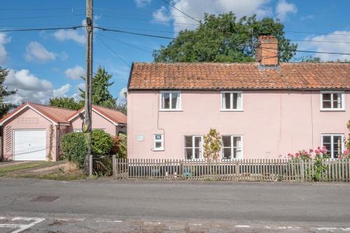 Saxmundham House | Columbine Cottage, Middleton