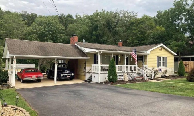 Waynesville House | Come see the Great Smoky Mountains.