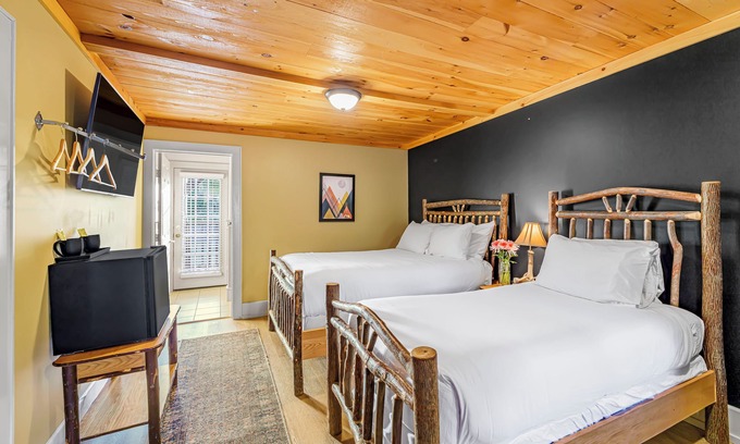 North Creek Condo | Come stay at the Alpine Lodge!