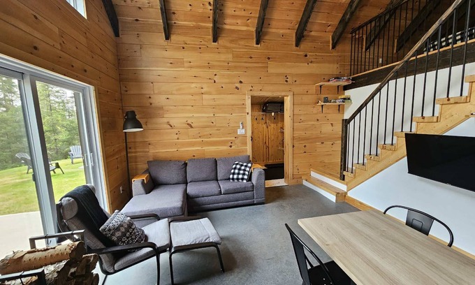 Saint-David-de-Falardeau Ski Chalet | Comfort and River - Le Hamac