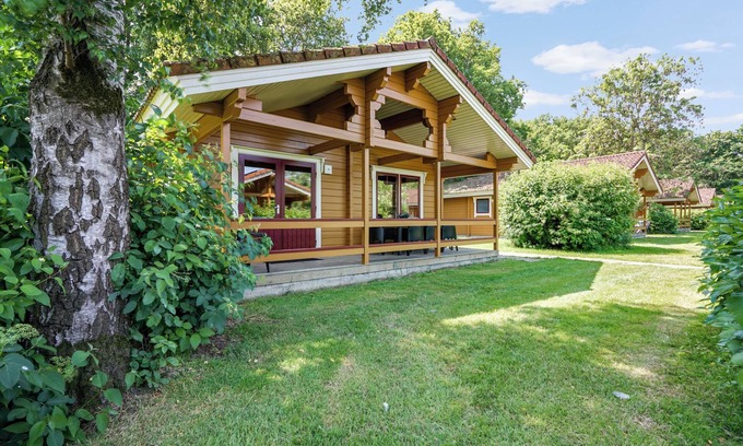 Gramsbergen House | Comfort+ 6-person bungalow with veranda, dishwasher, washing machine and central location at holiday park ’t Hooge Holt near Gramsbergen.