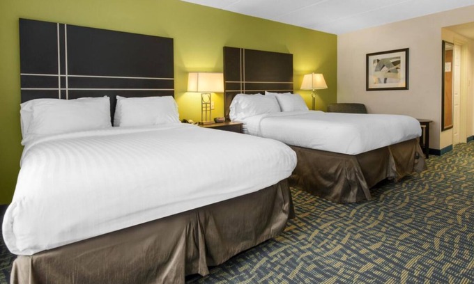 Savannah House | Comfort and Convenience! 3 Relaxing Units, Outdoor Pool, Free Parking
