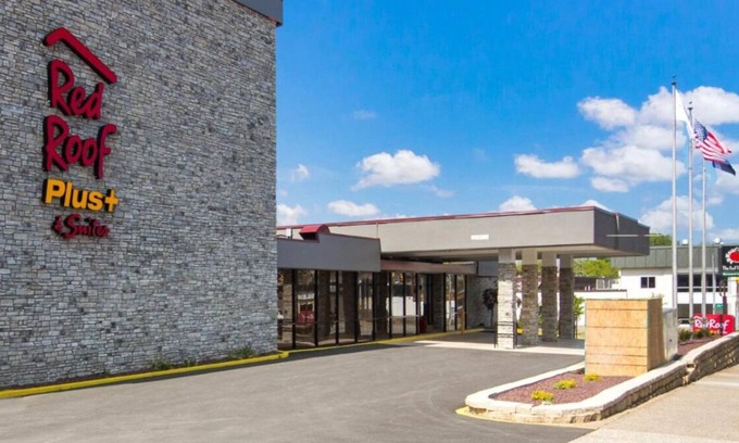Erie House | Comfort and Convenience! Free Onsite Parking, Pets Allowed