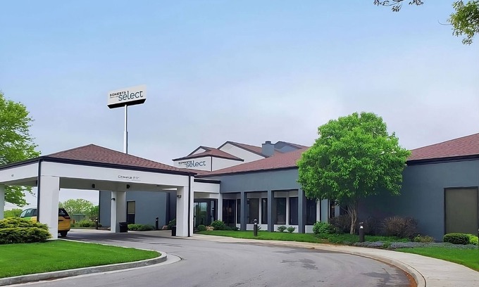 South Kansas City Hotel | Comfort and Location! Free Parking! Near Overland Park Convention Center!